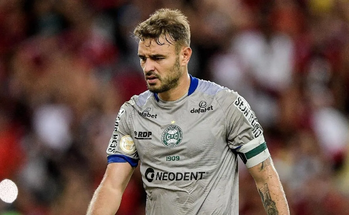 Goleiro Gabriel Vasconcellos com a camisa do Coritiba durante partida pelo clube