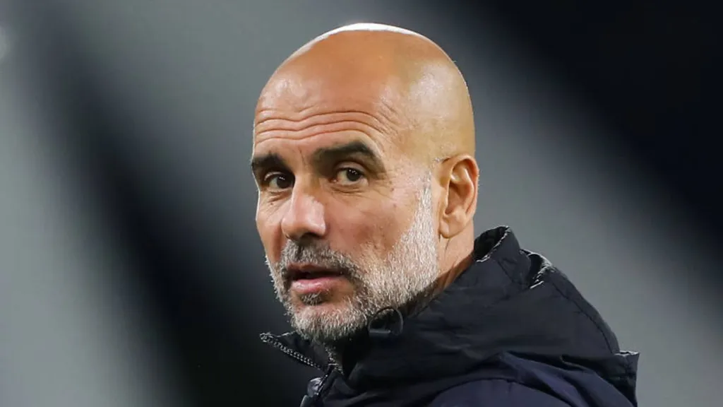 Técnico Pep Guardiola durante partida pelo Manchester City