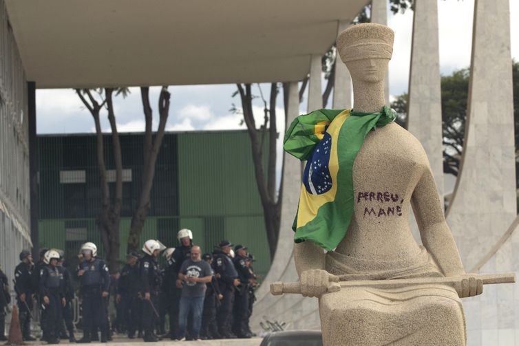 Brasília (DF), 08/01/2023 - Estátua da Justiça em frente ao STF pintado com os dizeres