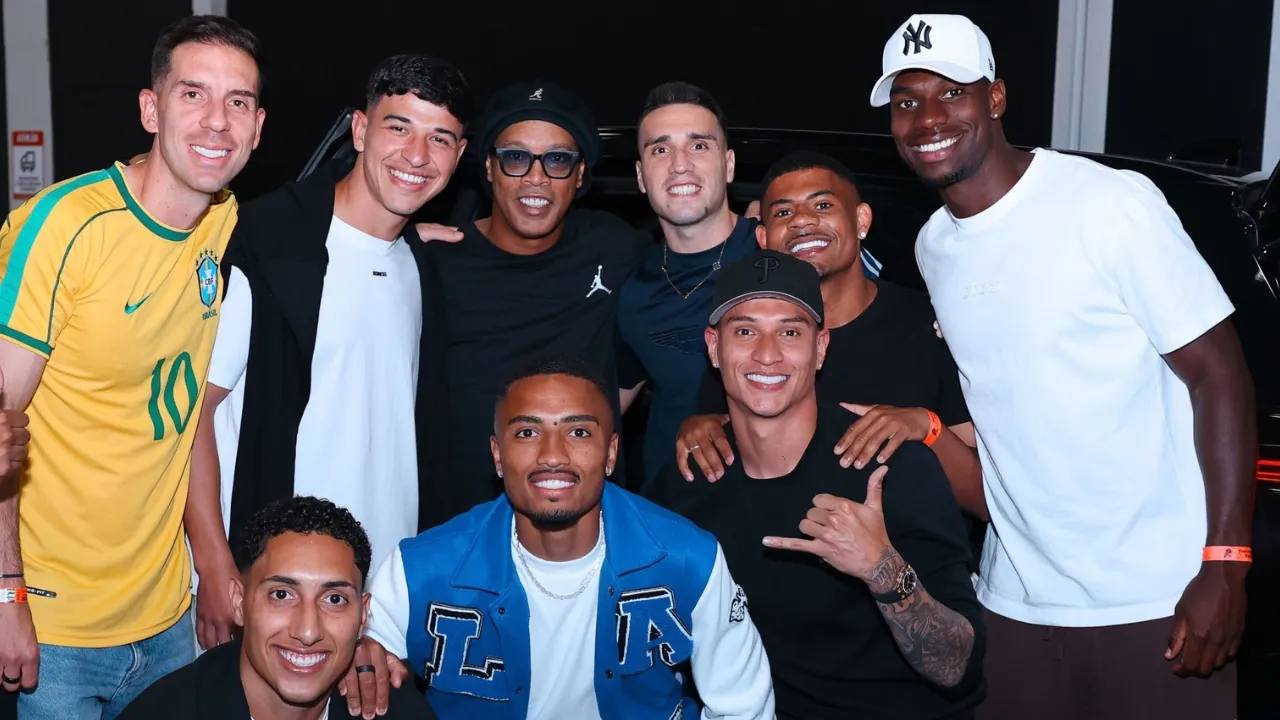 Jogadores do Athletico com Ronaldinho Gaúcho