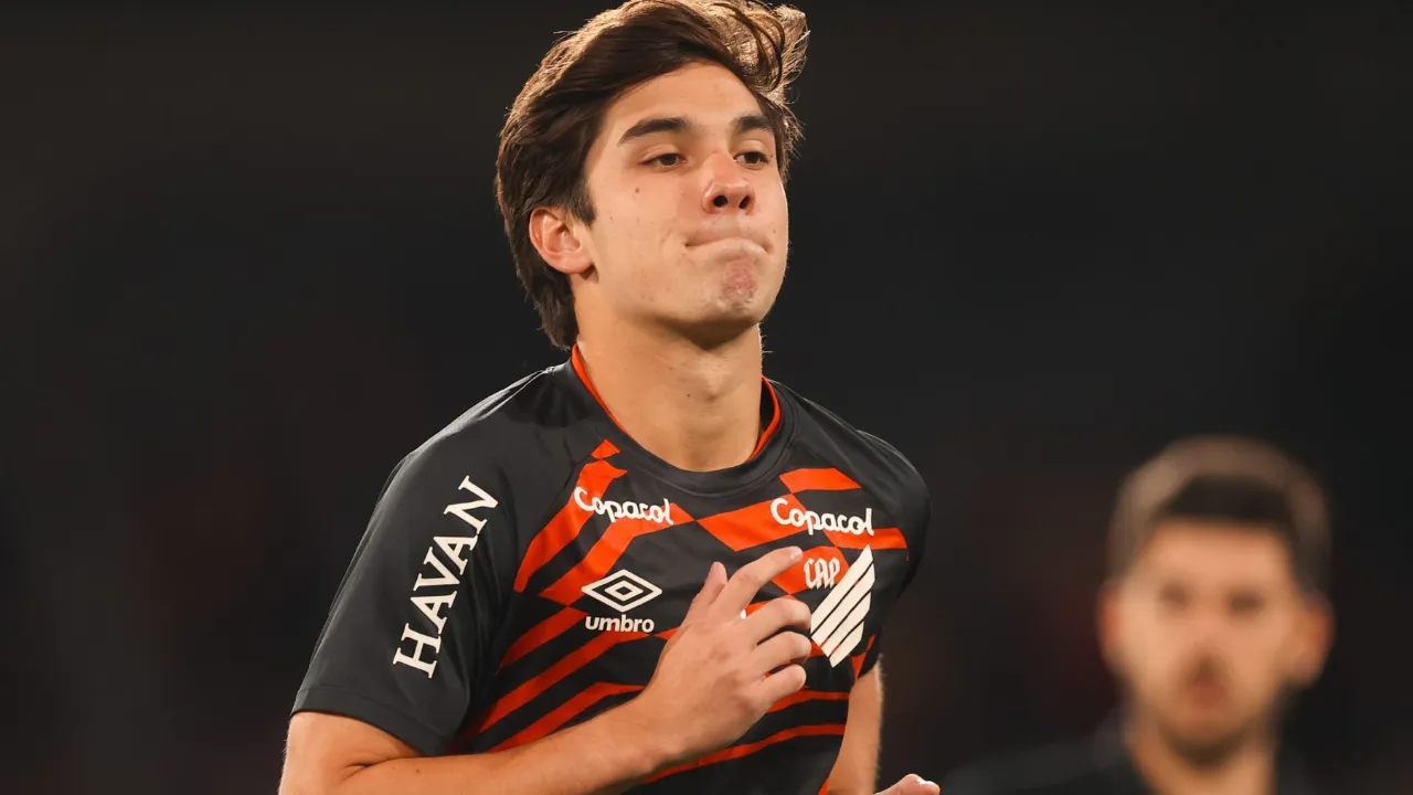 Meia do Athletico, Léo Cerci em ação pela seleção brasileira sub-17