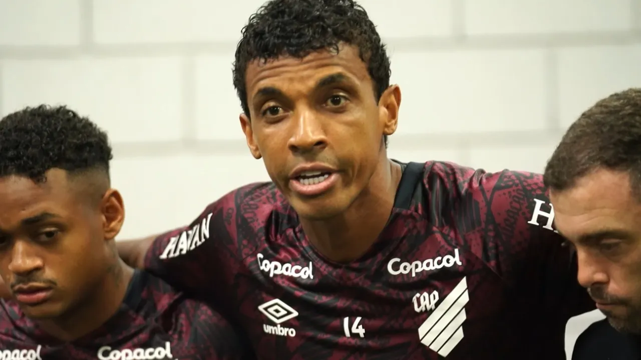 Luiz Gustavo no vestiário do Athletico