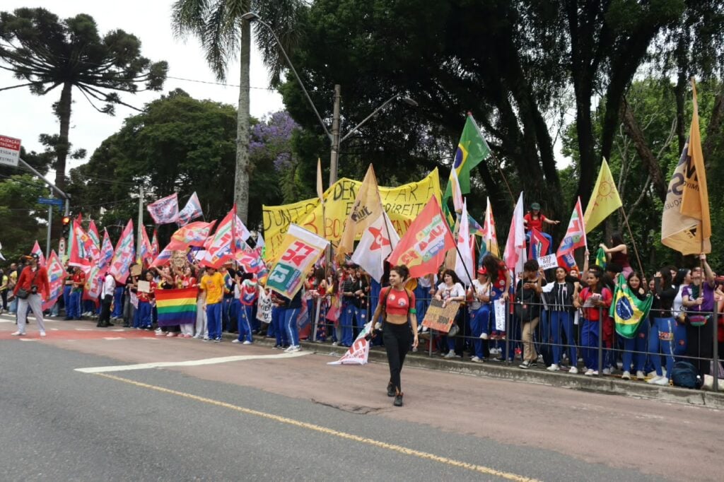 Alunos do Colégio Estadual do Paraná participam de manifestação política