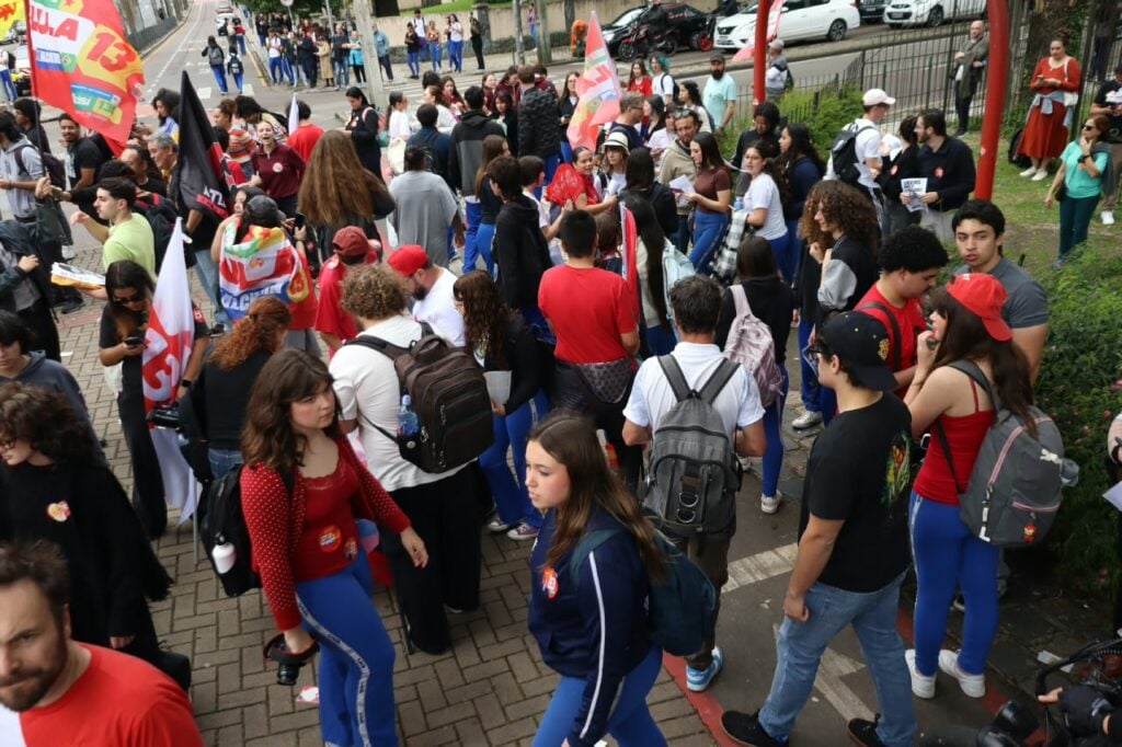 Movimentação de alunos e apoiadores nas proximidades da estação-tubo