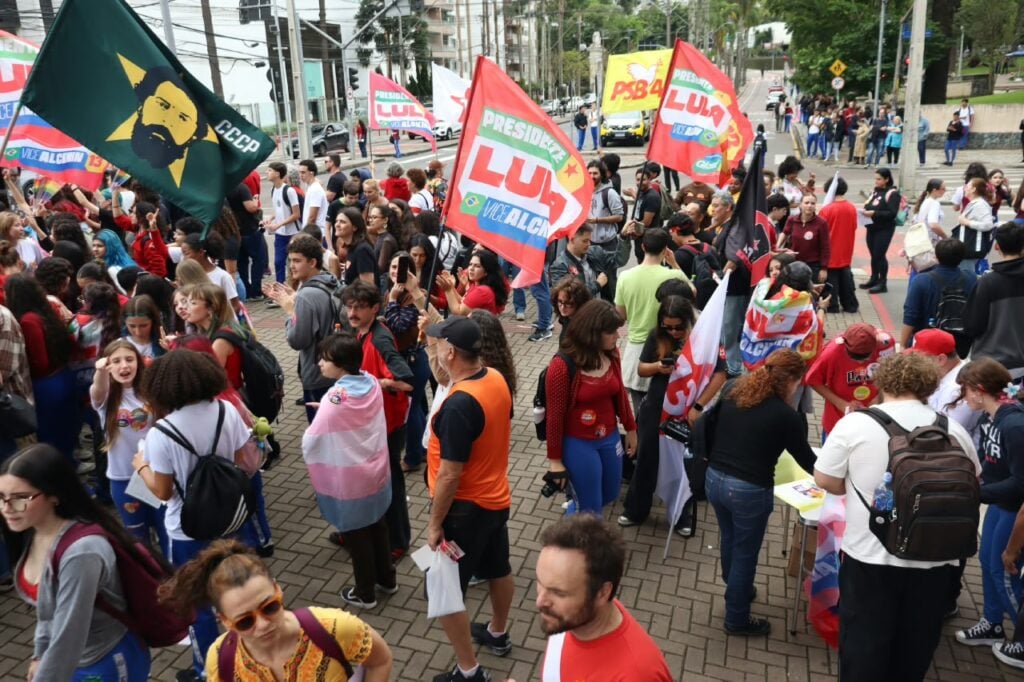 Manifestantes exibem cartazes em apoio ao presidente Lula perto do Passeio Público