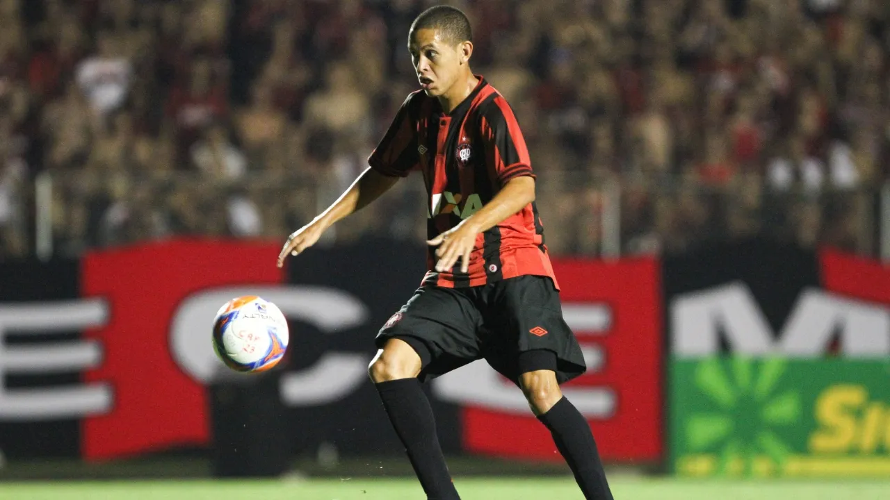 Marcos Guilherme comemora gol