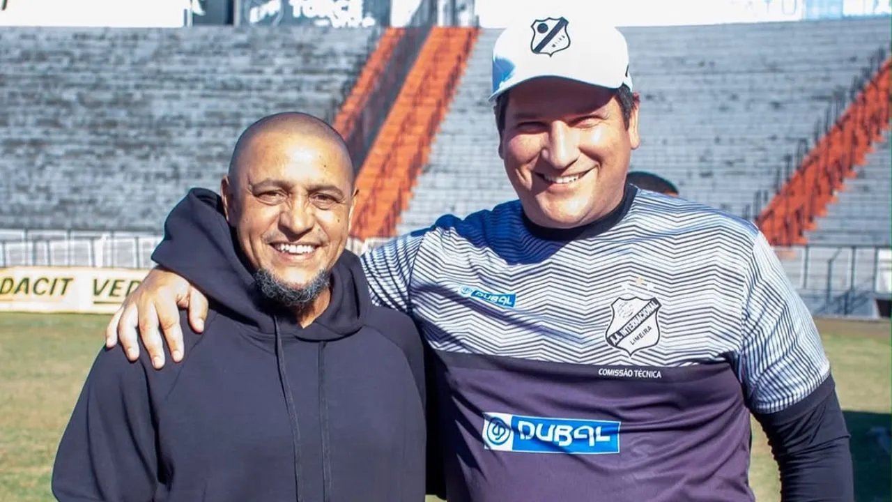 Matheus Costa encontra Roberto Carlos em treino da Inter de Limeira